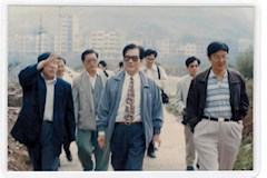 1996年11月5日，时任自治区教委主任李林（中）视察我院