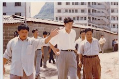 1996年9月8日，时任地委书记沈北海（前左二）视察我校。
