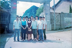 河池民族工业中专校门