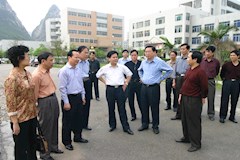 2005年4月23日，时任自治区党委副书记李纪恒（前右三）视察学院