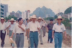 1996年7月25日，时任自治区党委书记、时任自治区政协主席陈辉光（右二）到我校视察。