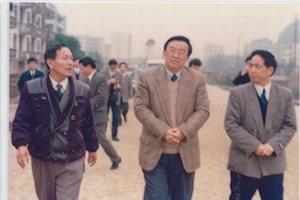 1997年4月7日，时任自治区党委副书记丁廷模（中）到我校视察