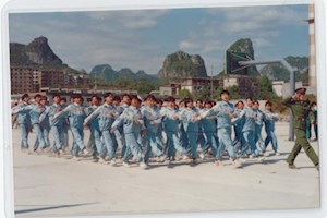 1997年3月20日，学校举行新生阅兵式