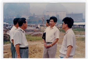1996年7月24日，时任国家教委城市农村教育综合办公室副主任雷克啸（中）视察我院