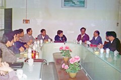 1994年4月1日，时任河池地委书记李纪恒在电大河池分校会议室主持召开创建河池民族职业大学现场办公会议