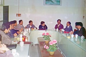 1994年4月1日，时任河池地委书记李纪恒在电大河池分校会议室主持召开创建河池民族职业大学现场办公会议