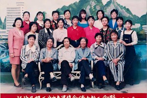 河池民族工业中专女教工合影