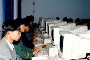 河池民族工业中专学生在微机室上机实习